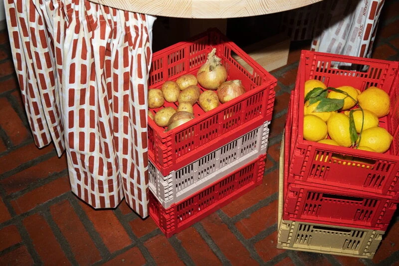 HAY Colour Crate, M, Plastique Recyclé, Jaune Doré 5 HAY Colour Crate, M, Plastique Recyclé, Jaune Doré – Image 5