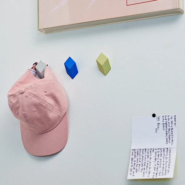 HAY Patère Iso, Rouge Cerise, 3 pièces 2 HAY Patère Iso, Rouge Cerise, 3 pièces – Image 2