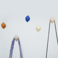 HAY Patère Iso, Rouge Cerise, 3 pièces 5 HAY Patère Iso, Rouge Cerise, 3 pièces -Hay 55HaySS2017 iso HV