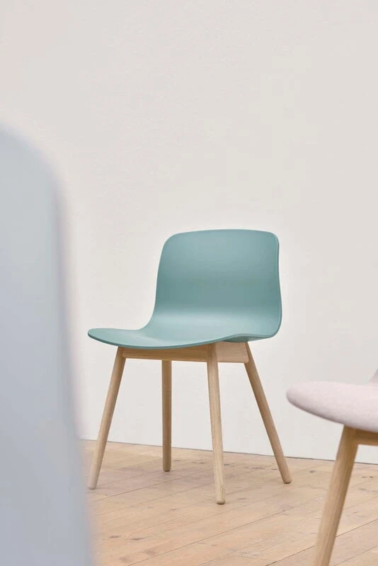 HAY About A Chair AAC12, Chêne Laqué - Dusty Blue 3 HAY About A Chair AAC12, Chêne Laqué - Dusty Blue – Image 3