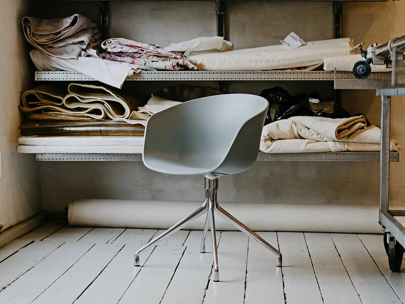 HAY Chaise About A Chair AAC20, Noir - Dusty Green 2 HAY Chaise About A Chair AAC20, Noir - Dusty Green – Image 2