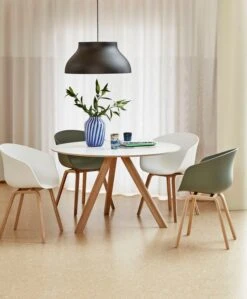 HAY Vase Juice, Modèle Haut, Bleu -Hay AAC22 dusty green shell matt lacquer base AAC22 white shell oak soap base PC Pendant Lamp black CPH20 Round Table off white linoleum Juice High blue