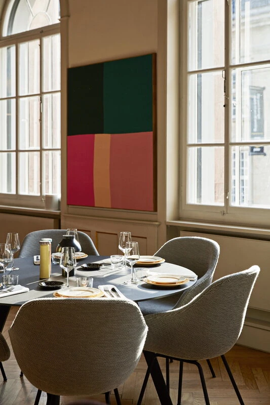 HAY Table Ronde CPH25, 140 cm, Chêne Laqué Noir - linoléum Noir – Image 6