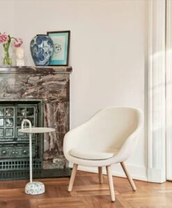 HAY Table D’appoint Bowler, Blanc Crème -Hay AAL 82 Lounge matt lacquered oak Olavi by HAY 01 Bowler cream white Colour Vase