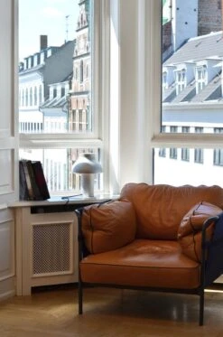 HAY Fauteuil Can, Cuir Cognac - toile Noire - cadre En Chrome 5 HAY Fauteuil Can, Cuir Cognac - toile Noire - cadre En Chrome -Hay CAN 1 Seater Silk SIL0250 black canvas black base PC Table Lamp aluminum 28129