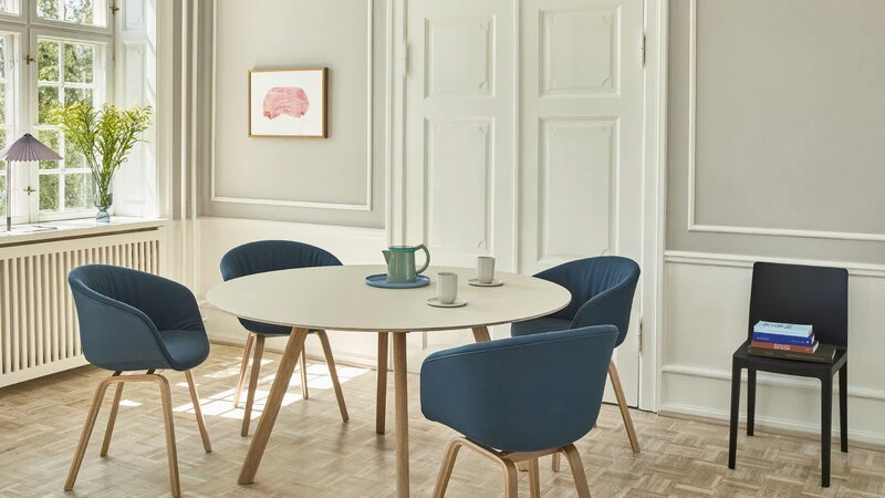 HAY Table Ronde CPH25, 140 cm, Chêne Laqué - linoléum Blanc Cassé – Image 2