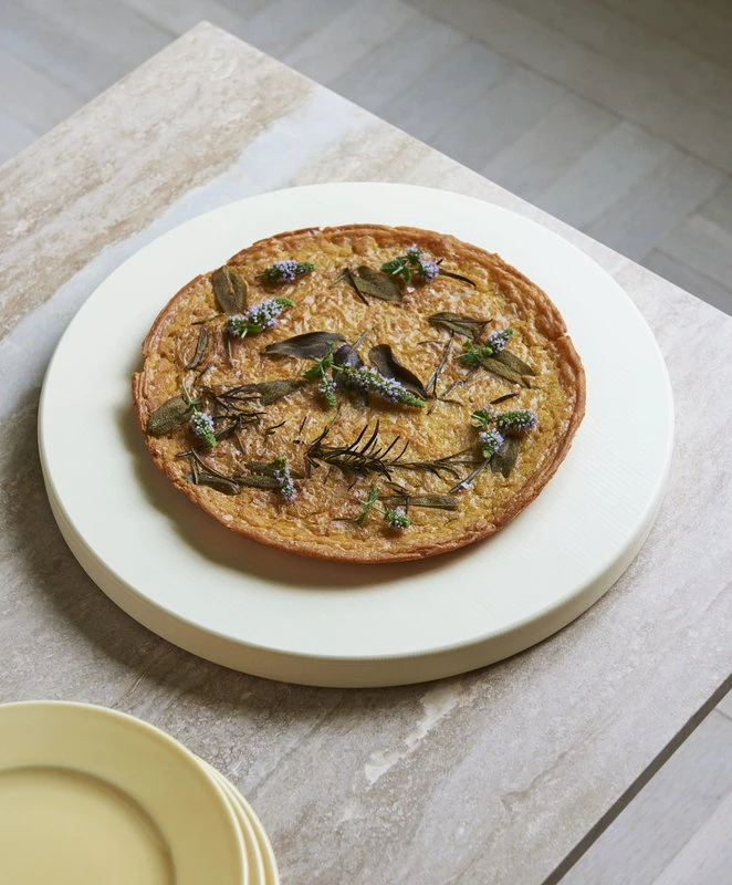 HAY Planche à Découper Ronde, L, Blanc Cassé 5 HAY Planche à Découper Ronde, L, Blanc Cassé – Image 5