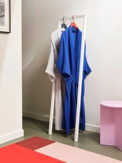 HAY Table Slit Wood, 35 cm, Modèle Haut, Rose Clair 8 HAY Table Slit Wood, 35 cm, Modèle Haut, Rose Clair -Hay Crinkle Robe ultra marine cool grey Loop Stand Hall white Slit Table Wood Round High dia35xH47 pink wb lacquered oak