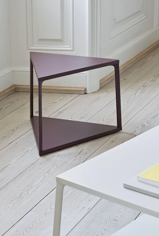 HAY Table D’appoint Eiffel 52 x 52 cm, Triangle, Brique Foncée 2 HAY Table D’appoint Eiffel 52 x 52 cm, Triangle, Brique Foncée – Image 2