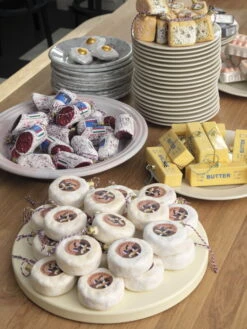 HAY Planche à Découper Ronde, L, Blanc Cassé 11 HAY Planche à Découper Ronde, L, Blanc Cassé -Hay Inge Glas Christmas Ornaments Chopping Board Round L off white Soft Ice Lunch Plate grey