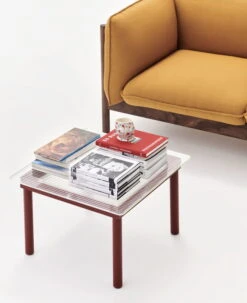 HAY Table Kofi 60 x 60 cm, Chêne Laqué Barn Red - verre Strié -Hay Kofi clear reeded glass barn red wb lacquer oak