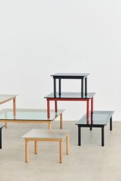 HAY Table Kofi 140 x 50 cm, Chêne Laqué - verre Transparent -Hay Kofi clear reeded glass tabletop wb lacquer oak frame grey tinted glass tabletop barn red wb lacquer oak frame 4