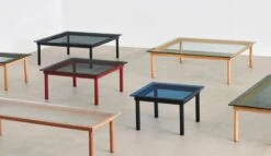 HAY Table Kofi 60 x 60 cm, Chêne Laqué Barn Red - verre Gris -Hay Kofi family 01