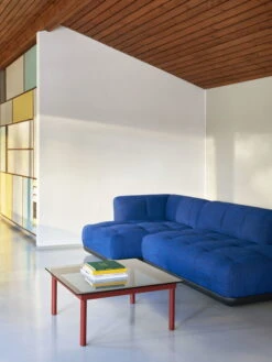 HAY Table Kofi 80 x 80 cm, Chêne Laqué Barn Red - verre Gris -Hay Kofi grey tinted glass tabletop barn red wb lacquer oak Quilton Contrast base Comb 21 Left top uph Raas 772