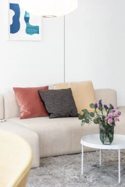 HAY Tapis Shaggy, Gris Chaud -Hay Mags 3 seater comb 5 Remix 223 Tulou Coffee Table off white