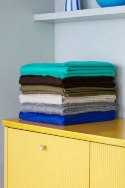 HAY Couverture Mono, 130 x 180 cm, Bleu Outremer 6 HAY Couverture Mono, 130 x 180 cm, Bleu Outremer -Hay Mono Blanket ultra marine steel grey olive creme melange chocolate aqua green 2