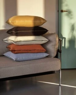 HAY Coussin Outline, 50 x 50 cm, Sienna 5 HAY Coussin Outline, 50 x 50 cm, Sienna -Hay Outline Cushion ice blue sienna off white black mustard 2