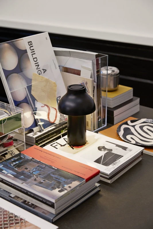 HAY Lampe à Poser PC Portable, Soft Black 4 HAY Lampe à Poser PC Portable, Soft Black – Image 4