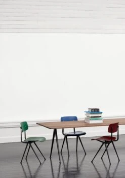 HAY Chaise Result, Noir - Vert Forêt -Hay Pyramid Table 02 smoked oak Result Chair 01 1