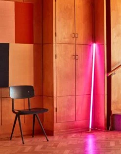 HAY Chaise Result, Noir 9 HAY Chaise Result, Noir -Hay Result Chair black wb lacquer oak seat black frame Neon Tube LED pink
