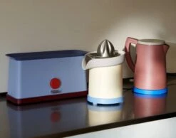 HAY Bouilloire Sowden, Marron 9 HAY Bouilloire Sowden, Marron -Hay Sowden Toaster blue Sowden Juicer yellow Sowden Kettle brown 1