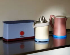 HAY Presse-agrumes Sowden, Jaune -Hay Sowden Toaster blue Sowden Juicer yellow Sowden Kettle brown