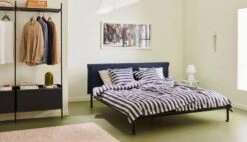 HAY Taie D’oreiller Été, Bleu Minuit - gris Clair -Hay Tamoto Bed Metaphor 008 headboard anthracite powder coated frame Pier System 1002 black powder coated steel black anodised profiles 1