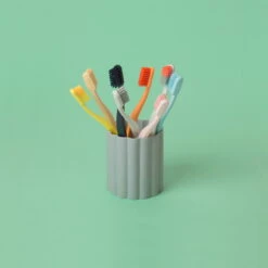 HAY Brosse à Dents Tann, Abricot Pâle 9 HAY Brosse à Dents Tann, Abricot Pâle -Hay Tann Iris Pen holder grey 01