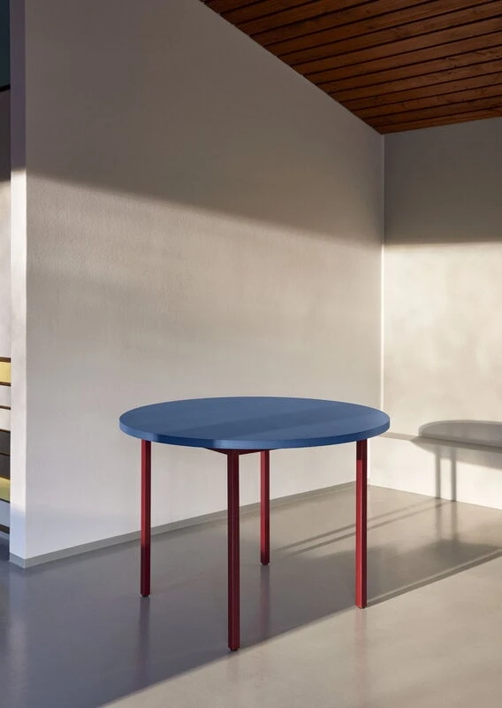 HAY Table Two-Colour, 105 Cm, Rouge Marron - Bleu 5 HAY Table Two-Colour, 105 Cm, Rouge Marron - Bleu – Image 5