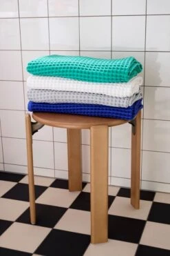 HAY Serviette De Bain Waffle, Bleu Vif 11 HAY Serviette De Bain Waffle, Bleu Vif -Hay Waffle Bath Towel family Rey Stool golden wb lacquered beech 1