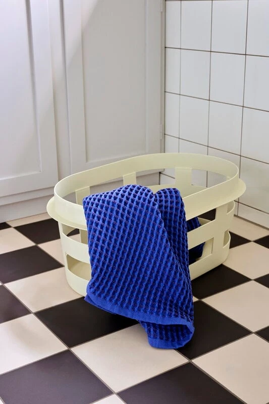 HAY Serviette De Bain Waffle, Bleu Vif 5 HAY Serviette De Bain Waffle, Bleu Vif – Image 5