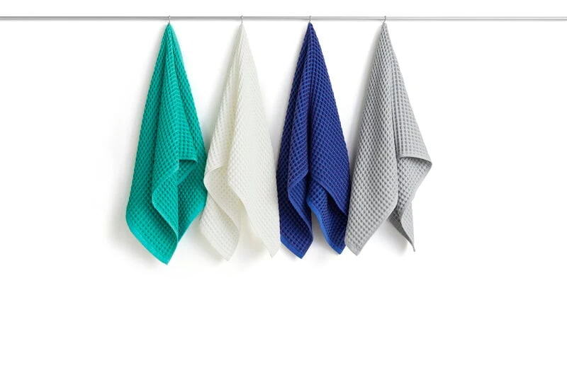 HAY Essuie-mains Waffle, Vert émeraude 2 HAY Essuie-mains Waffle, Vert émeraude – Image 2