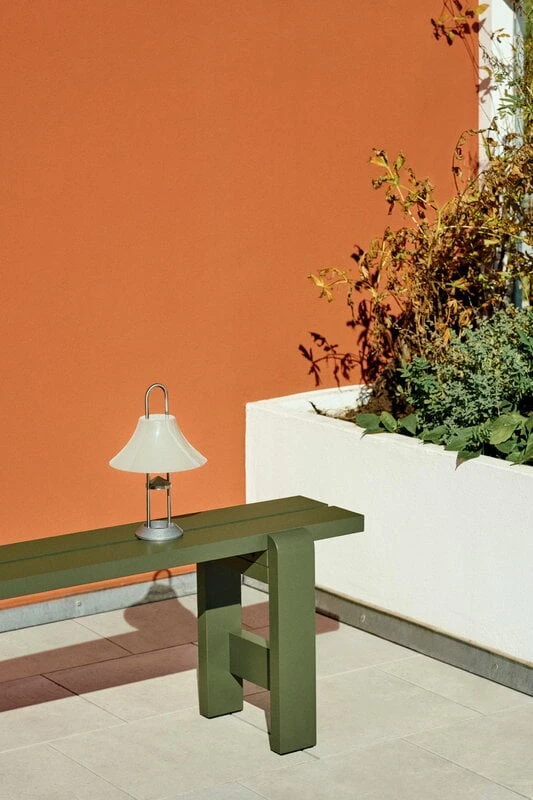 HAY Lampe De Table Portable Mousqueton, Oyster White 5 HAY Lampe De Table Portable Mousqueton, Oyster White – Image 5